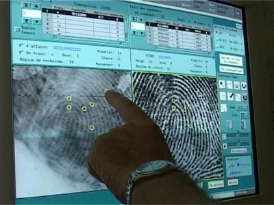 Comparaison d'une trace papillaire avec une empreinte digitale via le fichier automatisé des empreintes digitales (FAED)