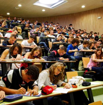 Les études générales pour intégrer la police scientifique Amphithéâtre d'étudiants qui souhaiter travailler dans la police scientifique