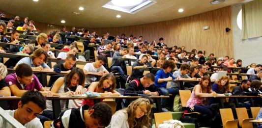 Amphithéâtre d'étudiants qui souhaiter travailler dans la police scientifique