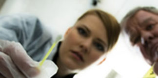 Technicien PTS section biologie Deux techniciens de police scientifiques