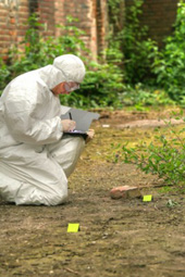 Technicien qui analyse une scène de crime