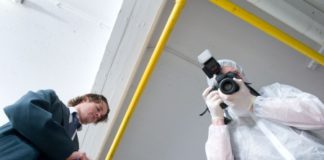 Concours de Technicien Principal de Police Technique et Scientifique (TPPTS) Technicien principal qui observe une scène de crime