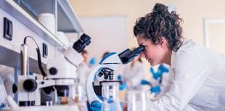 Technicien de Police scientifique qui travaille