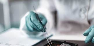 Quel est le salaire d’un technicien de police scientifique ? Analyse de preuves