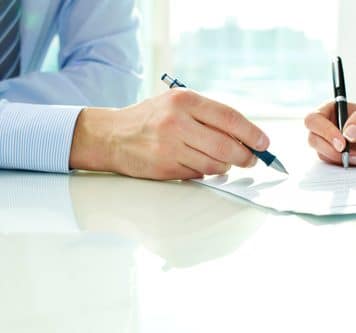 Comment travailler pour la police scientifique sans passer de concours? Signature contrat PTS